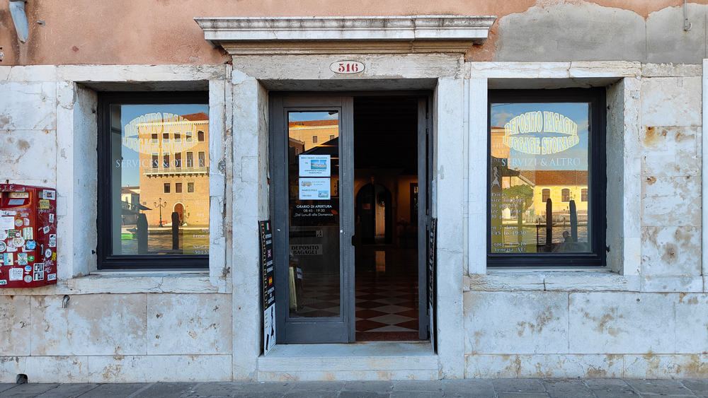 The Golden Luggage - luggage storage Santa Lucia Train Station and Piazzale Roma bus terminal Venice